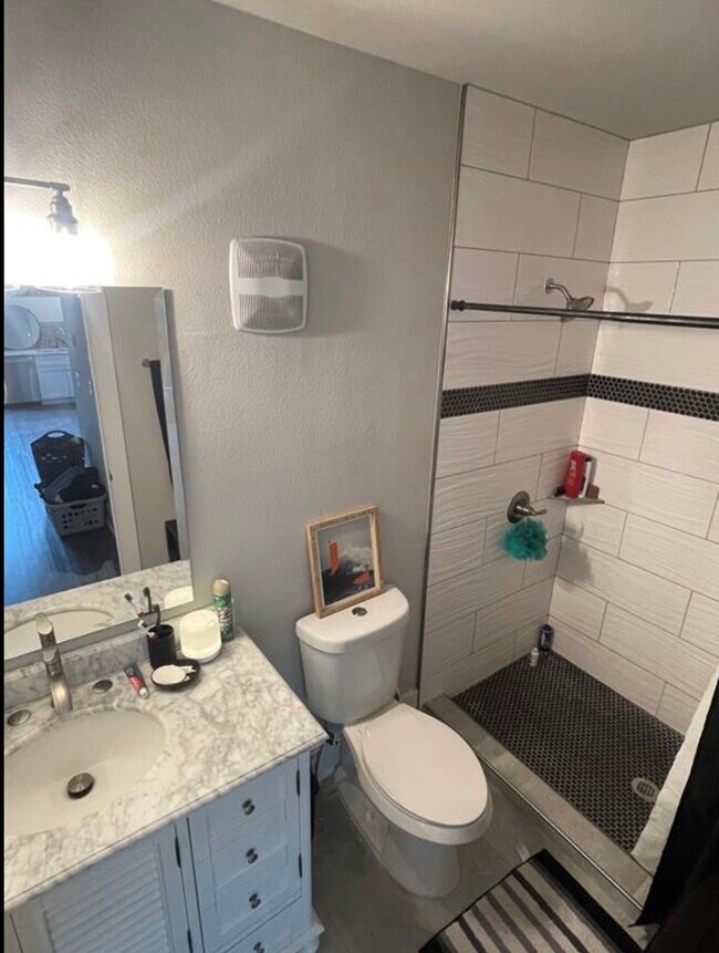 Building Photo - 2727 Houston Ave