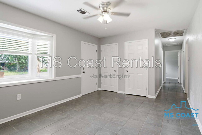 Building Photo - 105 N Ida Ln