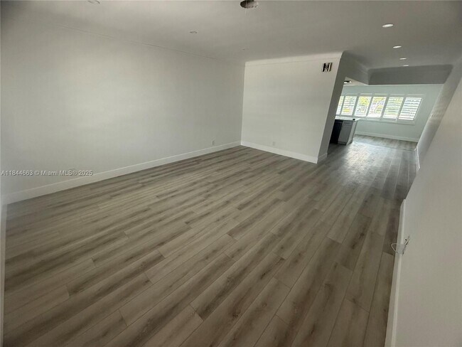Building Photo - 1115 SW 12th Ct