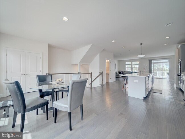 Building Photo - 8832 Englewood Farms Dr