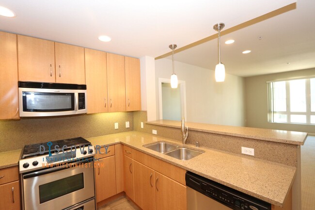 Building Photo - Large Downtown Oakland Two Bedroom Condomi...