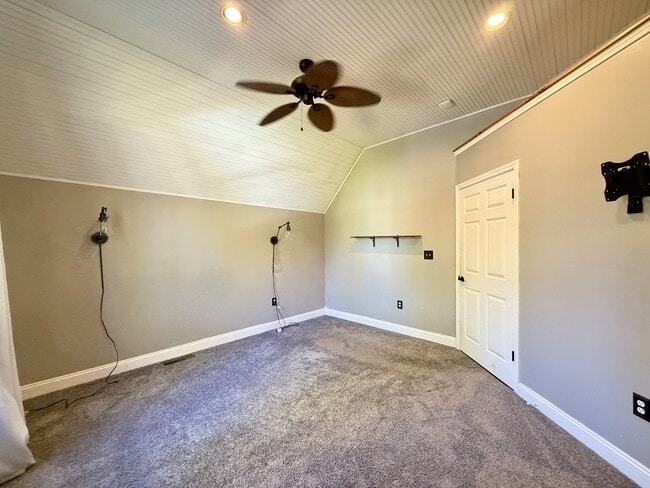 Building Photo - 718 Indianola Ave