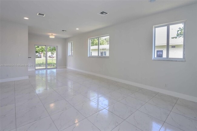 Building Photo - 806 NW 5th Ave