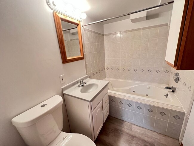 Building Photo - 3 bed 3 bath available!