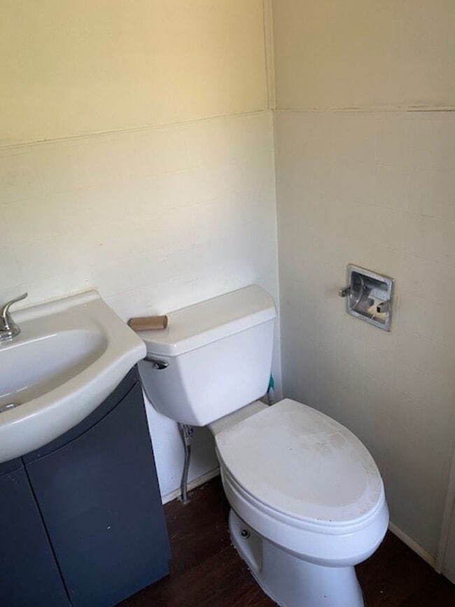 Building Photo - 2 Bedrooms, 1 Bathrooms Single Family Home...