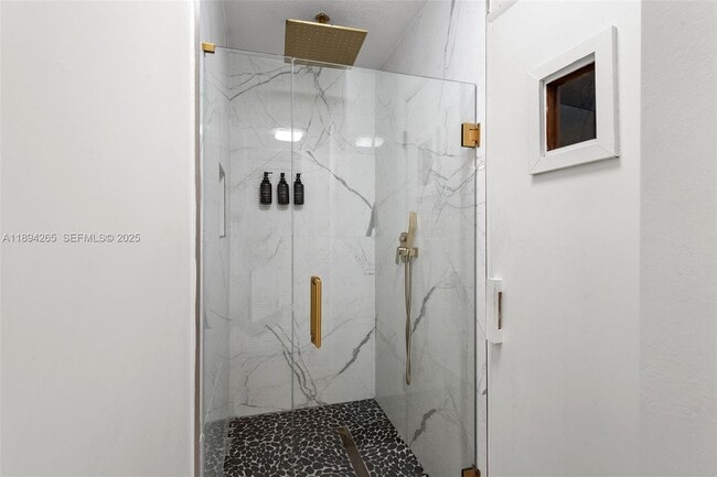 Building Photo - 207 Holiday Dr