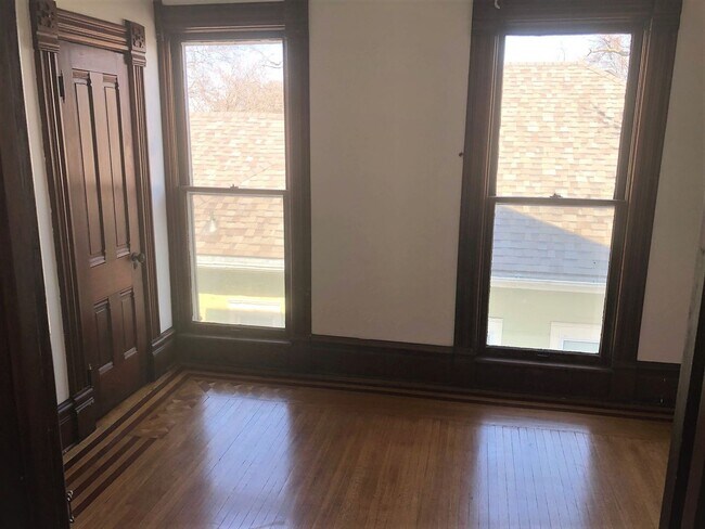 Building Photo - 4 Bed, 2 Bath, Home Office, Pet Friendly!!