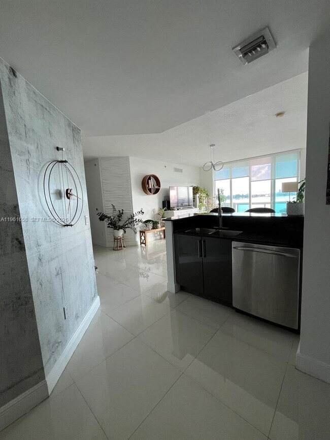 Building Photo - 7910 Harbor Island Dr