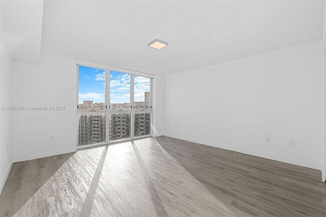 Building Photo - 1500 Bay Rd