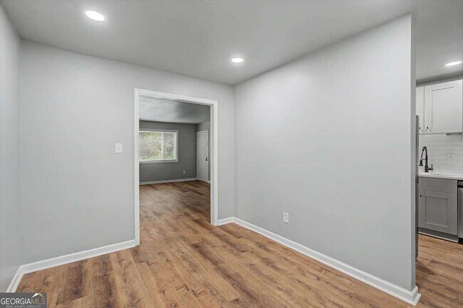Building Photo - 2430 Coosawattee Dr NE
