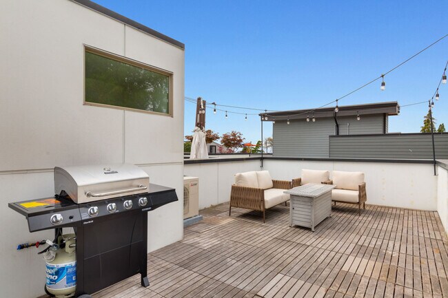 Building Photo - 913 10th Ave E