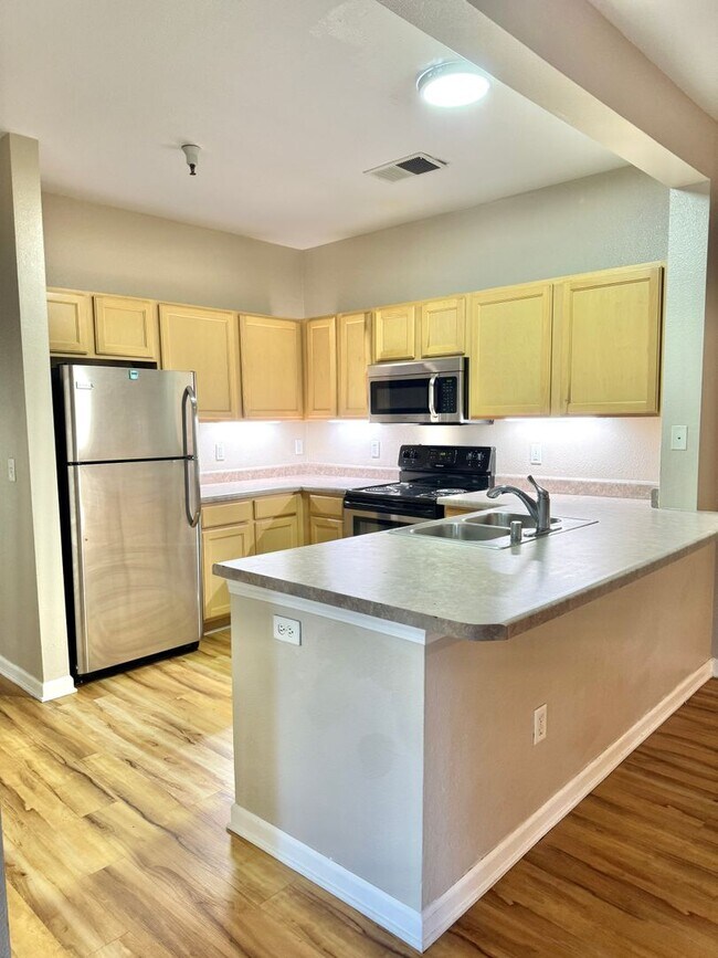 Building Photo - 4 Bedroom, 4 Bath Condo
