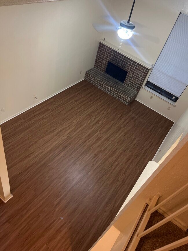 Building Photo - Remodeled 2 bedroom townhouse with loft !