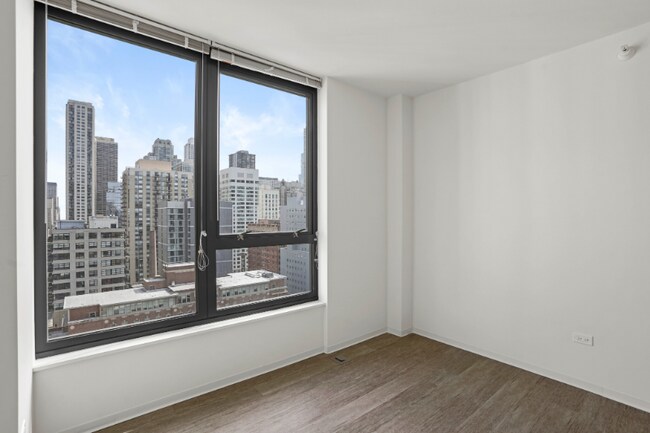 Building Photo - 613 N Wells St