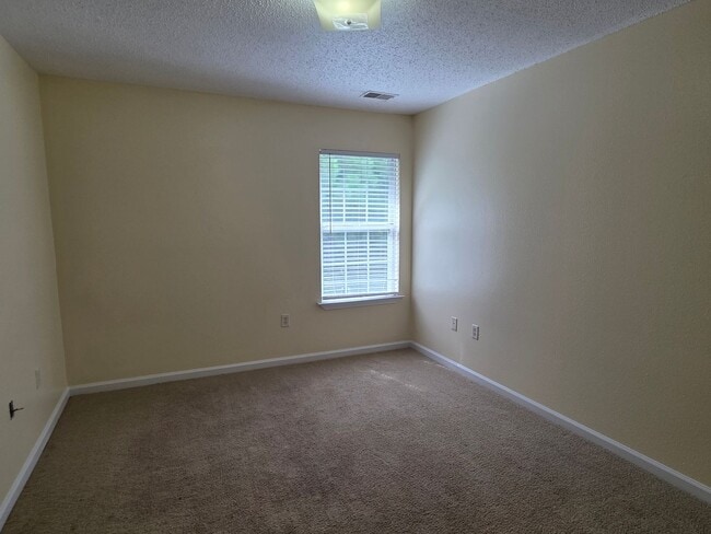 Building Photo - 1118 Towne Pk E Dr