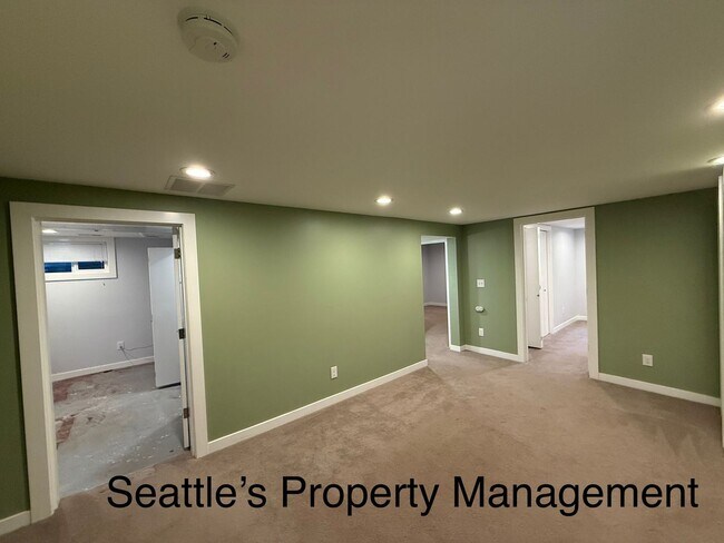 Building Photo - ***FREE OCTOBER RENT***  Deceptively Large...