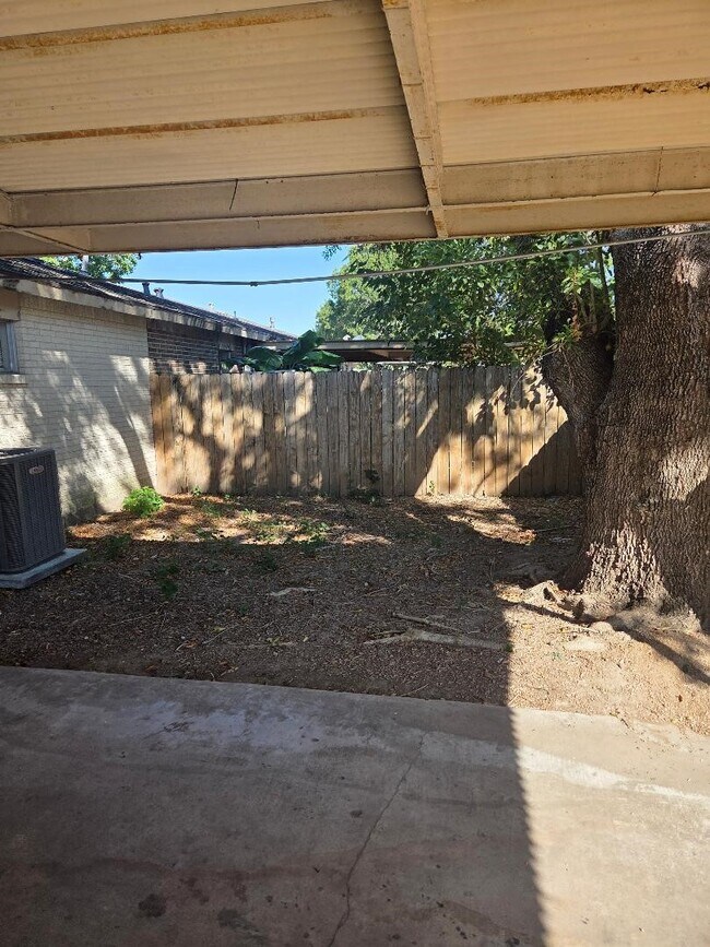 Building Photo - 2000 Bahama Dr