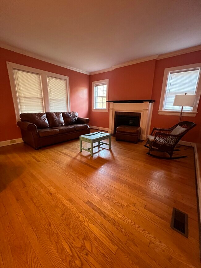 Building Photo - 815 W Johnson St