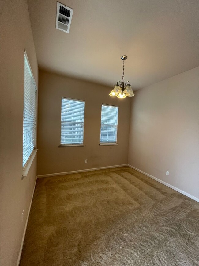 Building Photo - This charming 3/bed 2/bath welcomes you home.