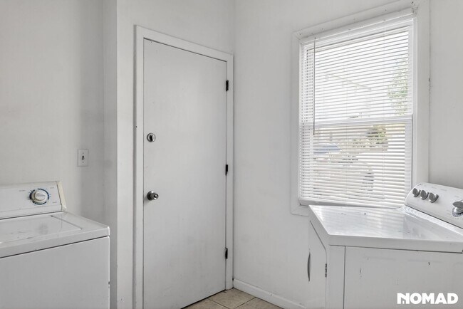 Building Photo - Charming 2BR Duplex in West Haven
