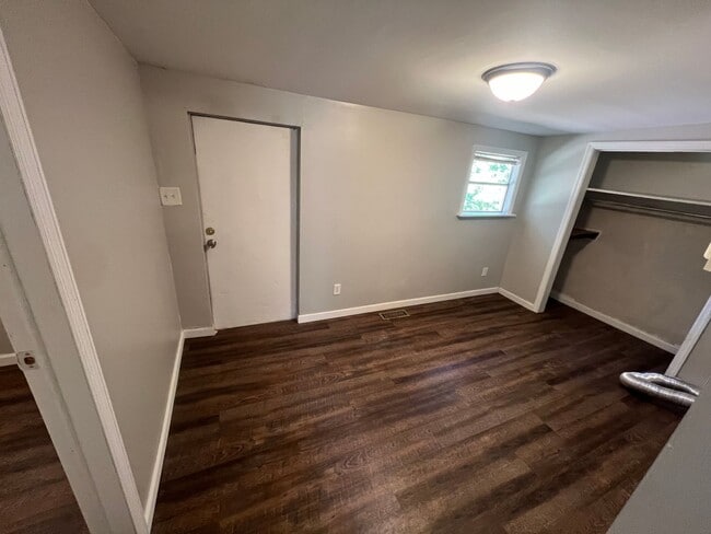 Building Photo - 3 bed 2 bath