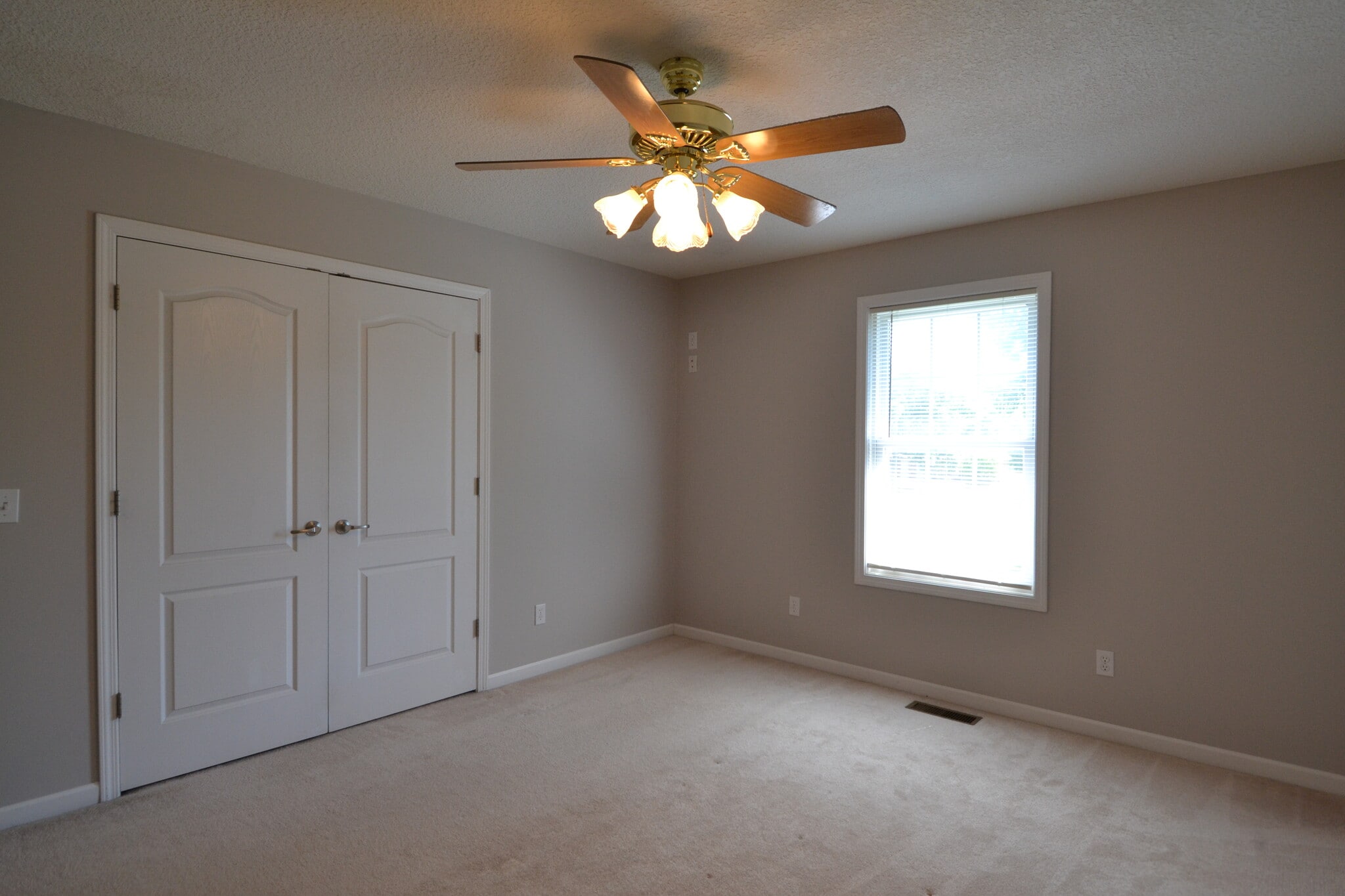 Building Photo - 1900 Salter Pl