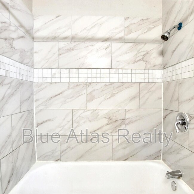 Building Photo - 608 W Pleasantview Dr