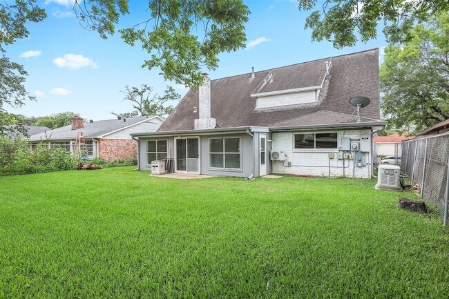 Building Photo - 831 Silverpines Rd