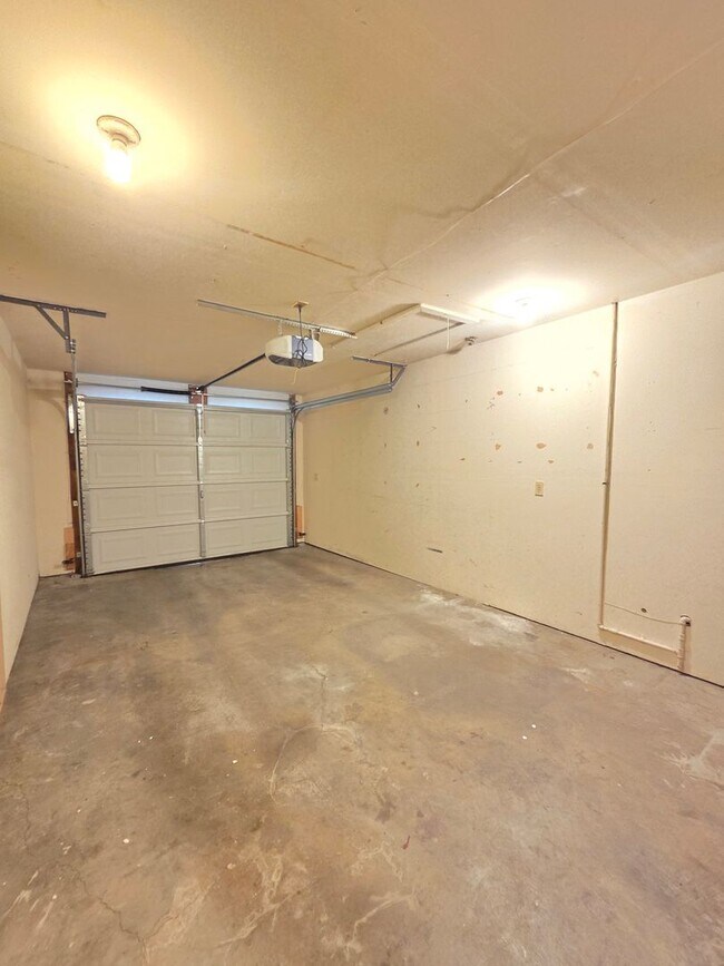 Building Photo - 1318 S Robinhood St