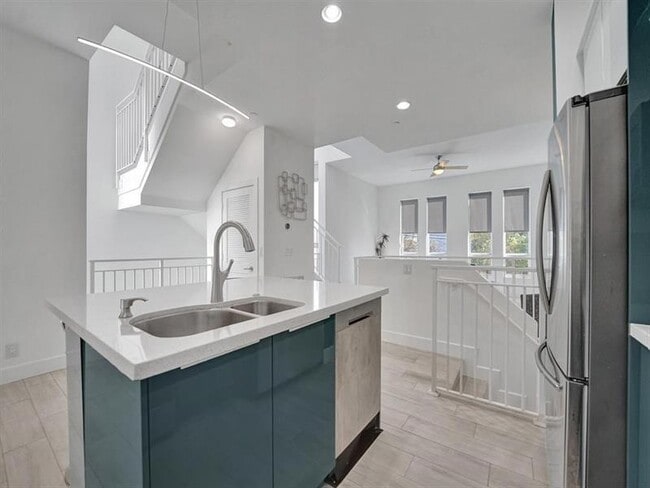 Building Photo - 703 SE 16th Ct