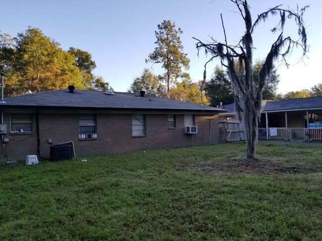 Building Photo - Spacious, quiet neighborhood