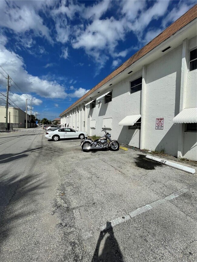 Building Photo - 227 Castlewood Dr