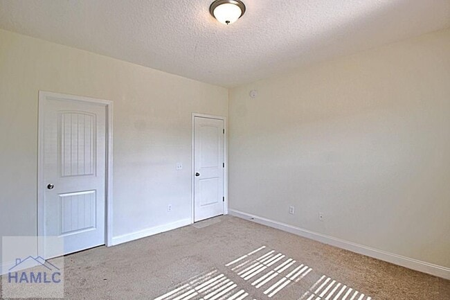 Building Photo - 302 Mcclelland Lp NE