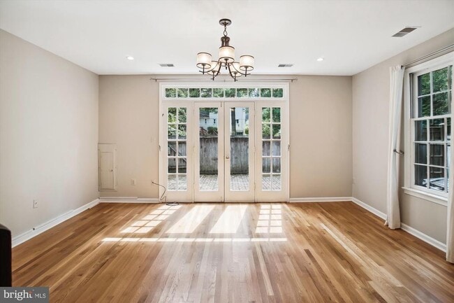 Building Photo - 450 W Glebe Rd