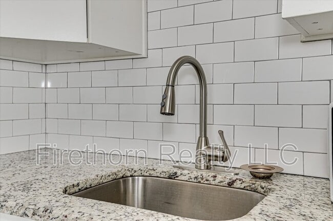 Building Photo - 810 Royalette Ave