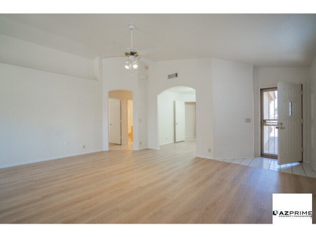 Building Photo - Welcome to this exquisite 2/2 Peoria home ...
