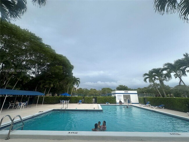 Building Photo - 16251 Golf Club Rd