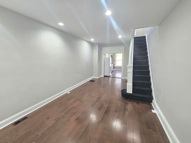 Building Photo - 402 N Curley St