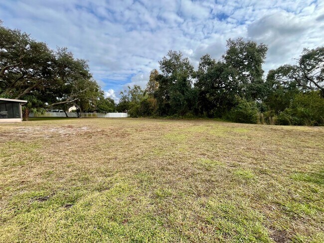 Building Photo - 3 bed/ 2 bath Beauty!