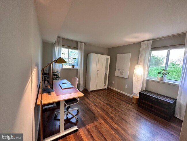 Building Photo - 1661 Parkcrest Cir
