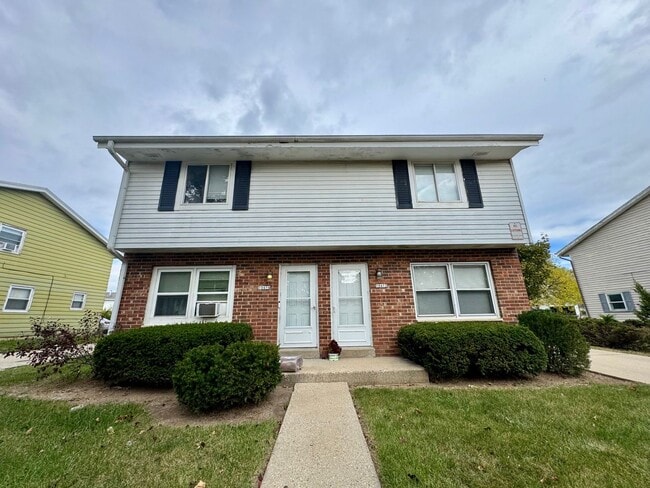 Primary Photo - Beautiful 3 Bedroom, 1.5 Bath Townhome wit...