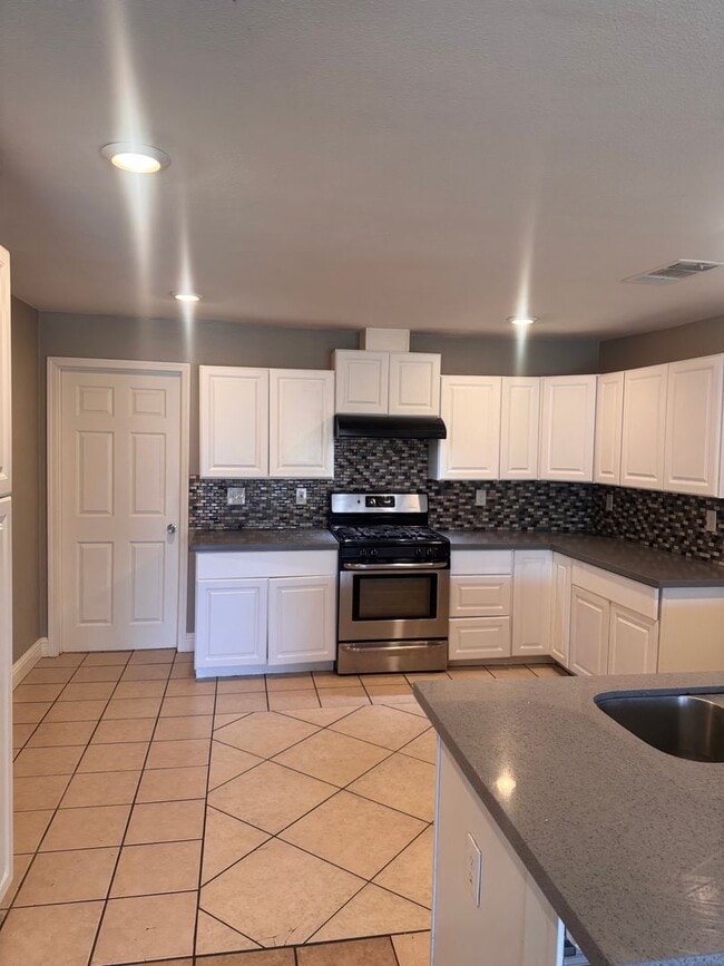 Building Photo - Beautifully Updated 4/2 in Old Fig