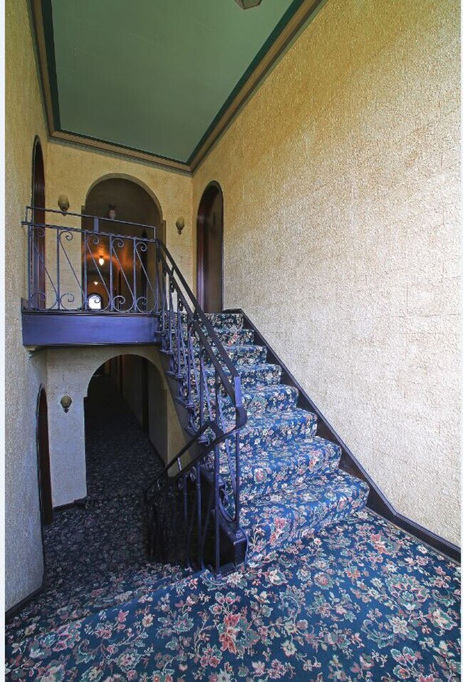 Building Photo - 2806 Xerxes Ave S