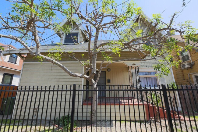 Building Photo - 2624 S Budlong Ave