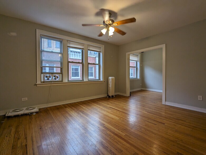 Building Photo - 546 W Surf St