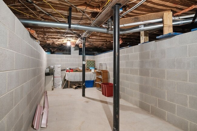 Building Photo - Charming 3 Bedroom Home with Tranquil Sett...
