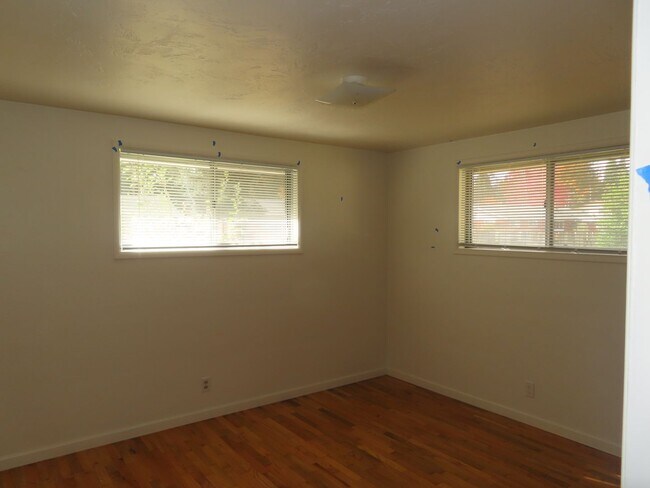 Building Photo - 3 Bed/ 1.5 Bath 60's Vintage Charmer in th...
