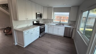 Building Photo - 112 S Birchwood St