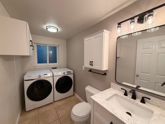 Building Photo - Gorgeous House in a Family-Friendly neighborhood!