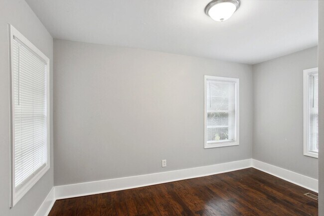 Building Photo - Large 4BR/2BA Downtown House Walking Distance to Daffin Park and Forsyth Park